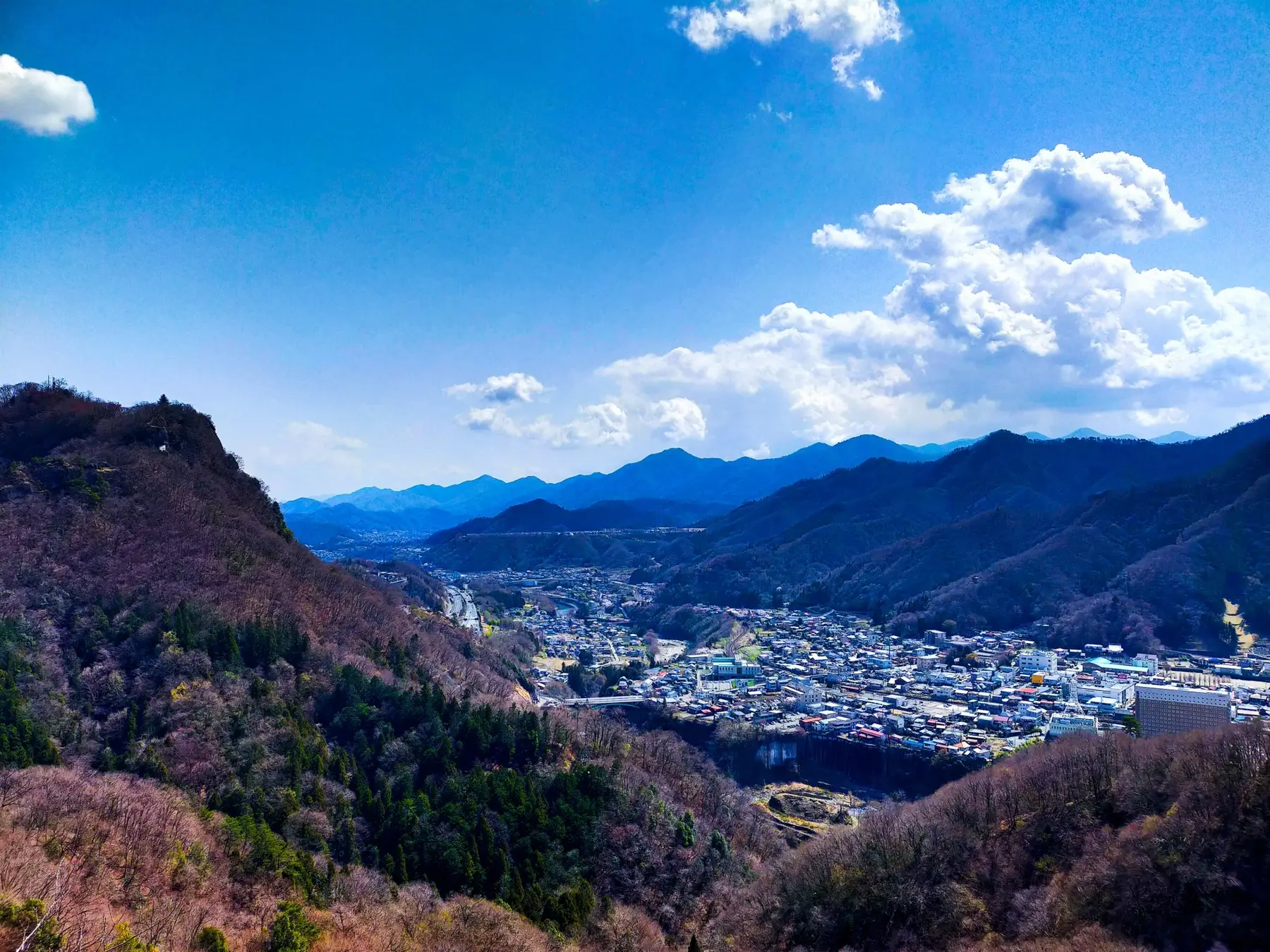 山々に囲まれた山梨県大月市の風景